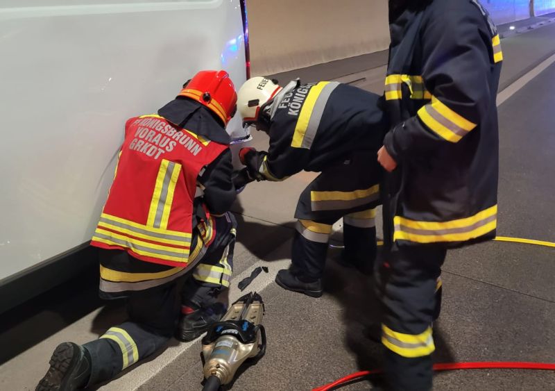 Ein PKW wurde für das Abschleppen wieder fahrtüchtig gemacht.