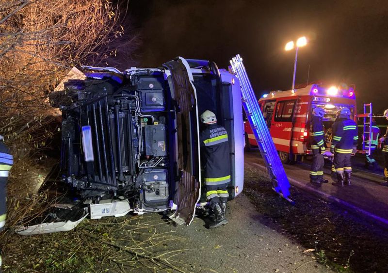 Verkehrsunfall mit eingeklemmter Person