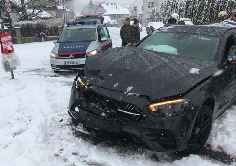 PKW Kollision auf schneeglatter Fahrbahn