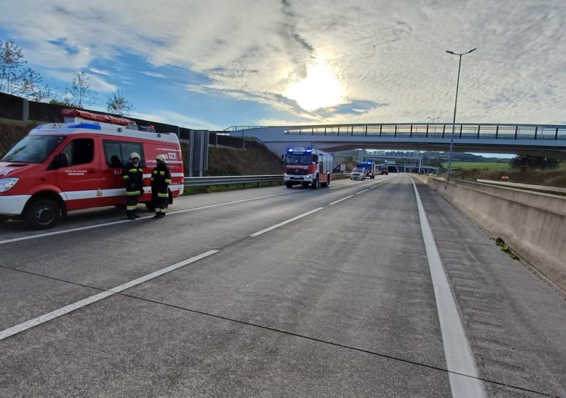 Die Feuerwehren Enzersfeld, Königsbrunn und Korneuburg wurden zu einer Fahrzeugbergung alarmiert.