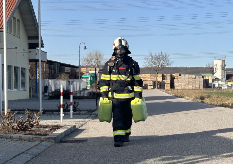 100m gehen mit zwei Kanister (16,6kg)