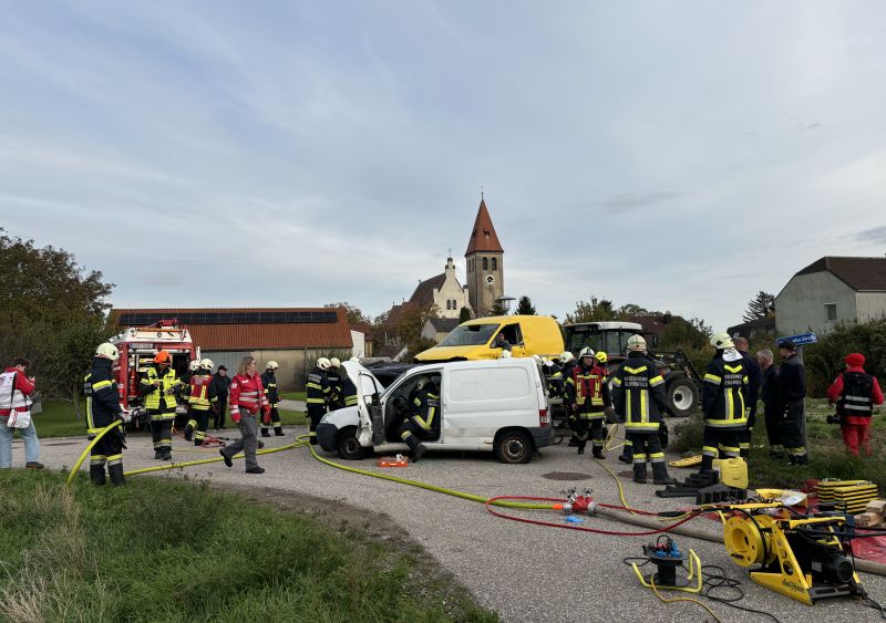 Staffelübung 2024: Verkehrsunfall zwischen zwei PKWs und einem LKW